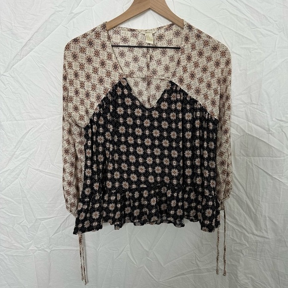 Floral Patterned Women's Top size Medium - Picture 1 of 4